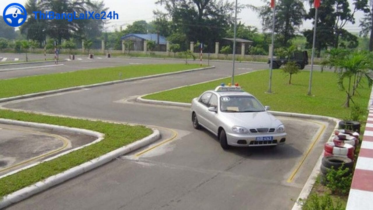 bài-lái-xe-qua-đường-vòng-quanh-co