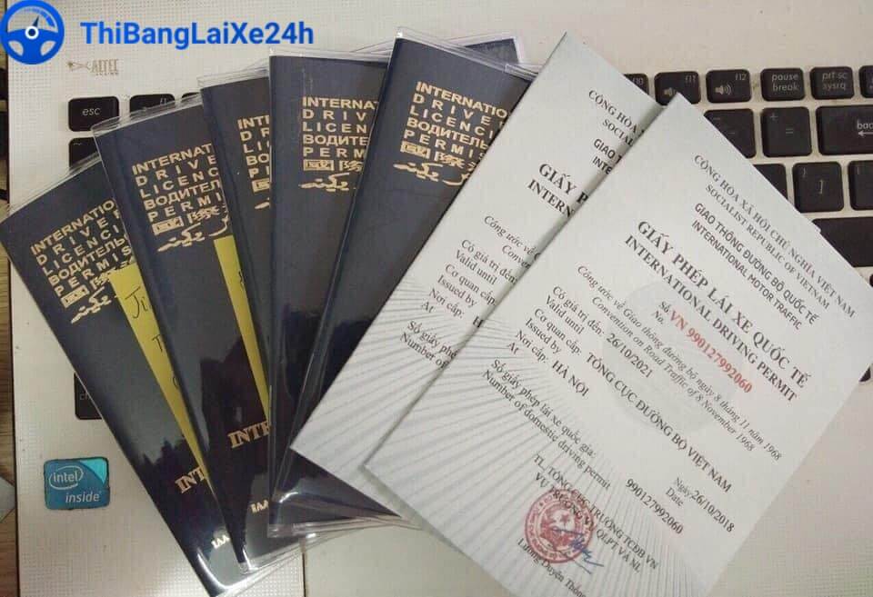 Bằng lái xe IDP là một quyển sổ bìa màu xám có kích thước 148cm x 105cm (khổ giấy A6)