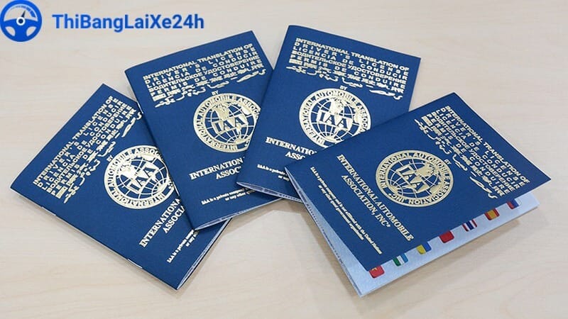 Bằng lái xe quốc tế IAA có hình thức là một quyển sổ màu xanh dương đậm