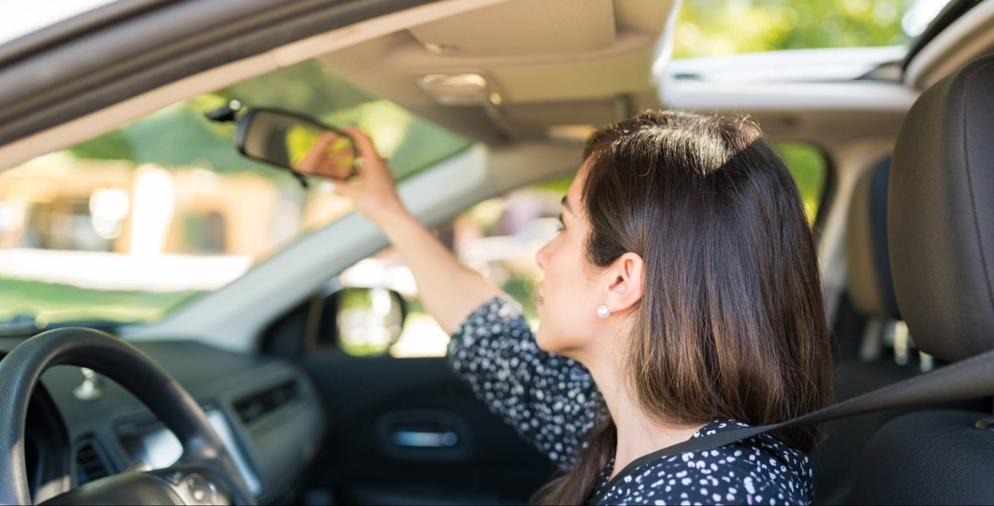 nguoi lai dieu chinh ghe va guong chieu hau truoc khi de xe so